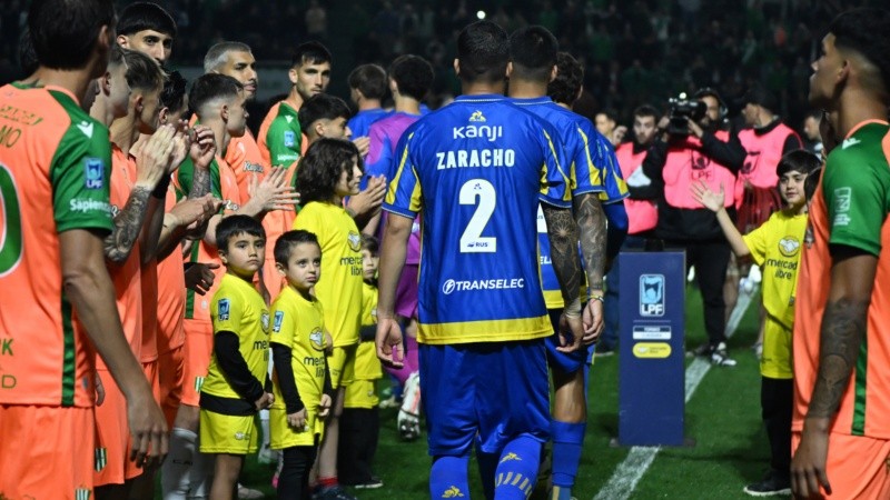 El pasillo del campeón para los jugadores canallas en el sur del Gran Buenos Aires.