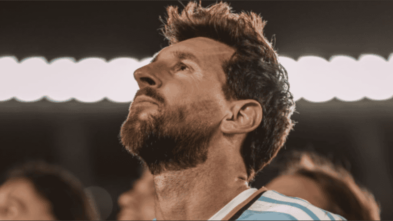 “Soy un agradecido. Los quiero mucho, los voy a extrañar y siempre voy a darles las gracias por haber estado a nuestro lado, a mi lado”.