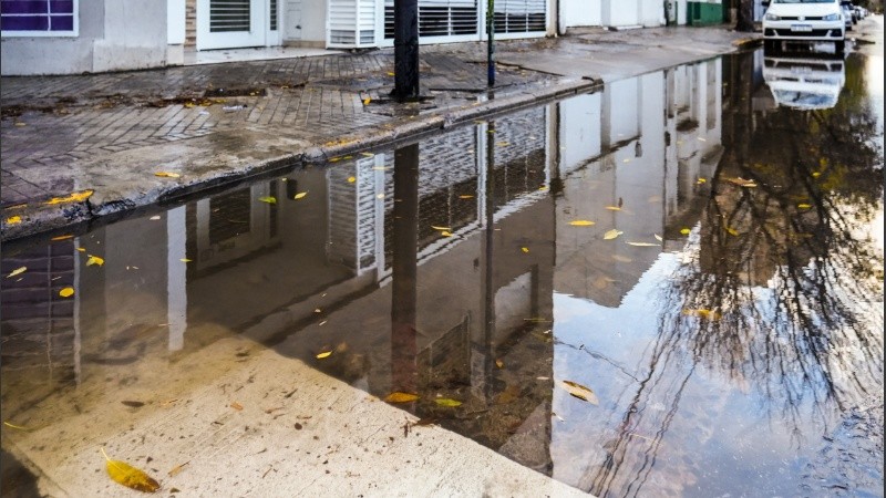Lluvia acumulada en las calles este jueves a la mañana.