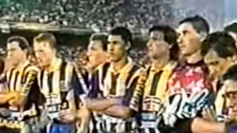 &nbsp;A la derecha, Abbondanzieri junto con el Matador Kempes.