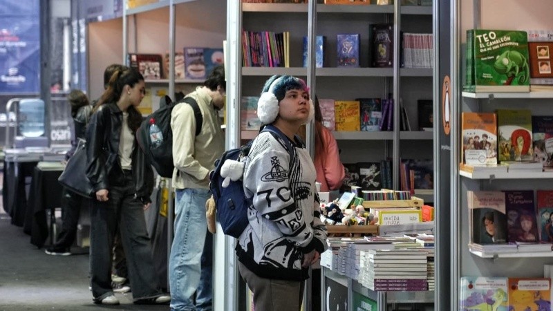 El público empezó a recorrer los distintos pisos en busca de novedades. (Alan Monzón/Rosario3)