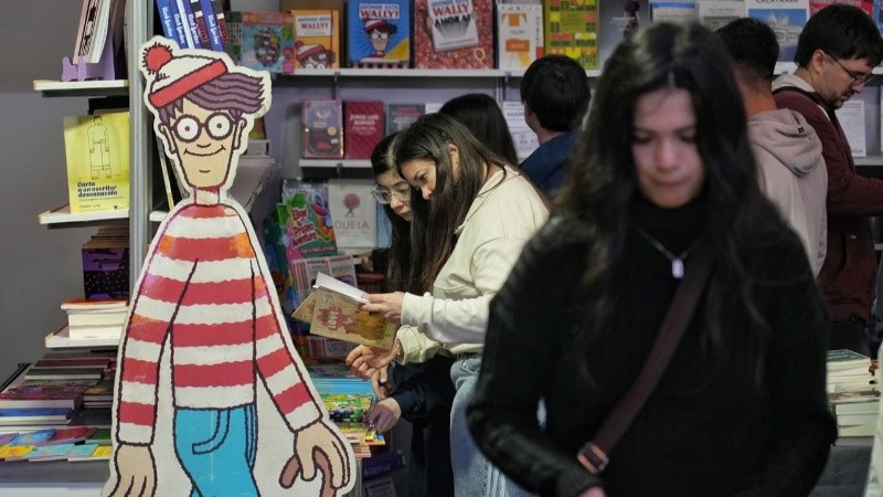 El público empezó a recorrer los distintos pisos en busca de novedades. (Alan Monzón/Rosario3)