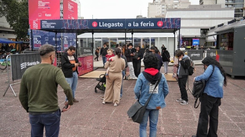 El público empezó a recorrer los distintos pisos en busca de novedades. (Alan Monzón/Rosario3)