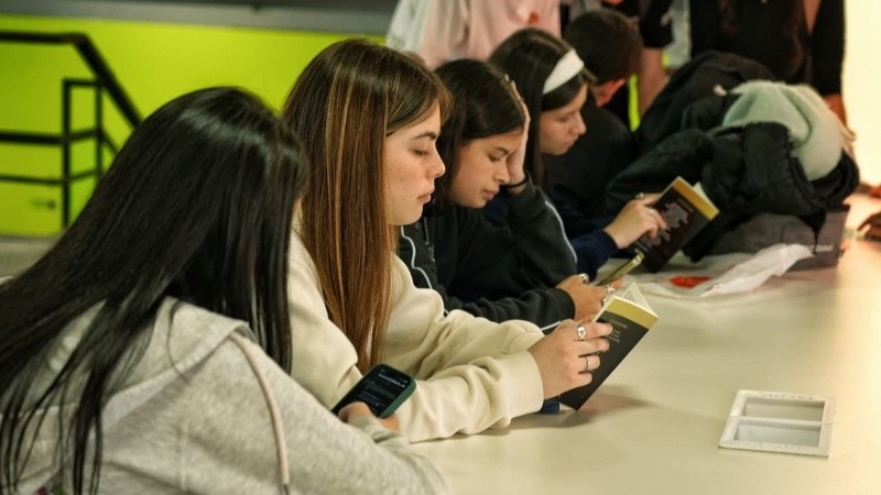 Un amplio público integrado por adolescentes y jóvenes en la FilRos 2026. (Alan Monzón/Rosario3)