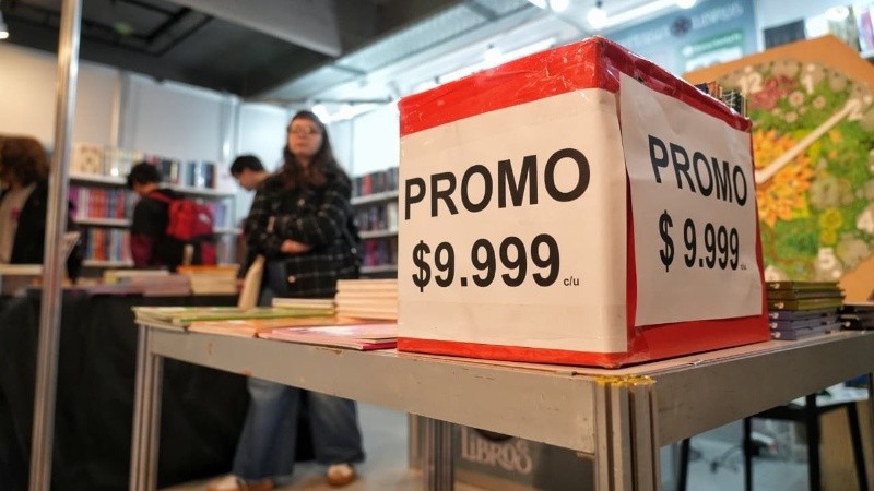 El público empezó a recorrer los distintos pisos en busca de novedades. (Alan Monzón/Rosario3)