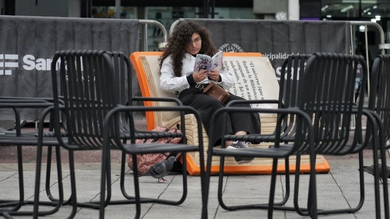El público empezó a recorrer los distintos pisos en busca de novedades. (Alan Monzón/Rosario3)