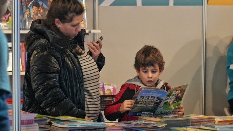 El público empezó a recorrer los distintos pisos en busca de novedades. (Alan Monzón/Rosario3)