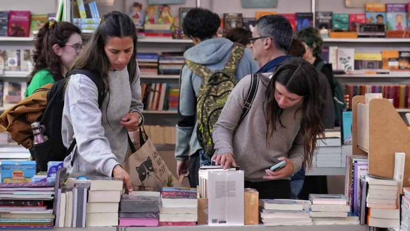 El público empezó a recorrer los distintos pisos en busca de novedades. (Alan Monzón/Rosario3)