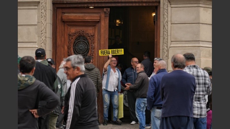 La protesta de taxistas y remiseros en el Concejo (Alan Monzón/Rosario3).