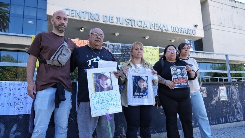 La familia de la víctima en el Centro de Justicia Penal de Rosario, antes del comienzo del juicio.