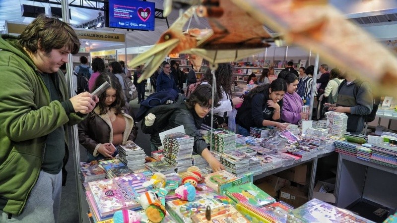 El público empezó a recorrer los distintos pisos en busca de novedades. (Alan Monzón/Rosario3)