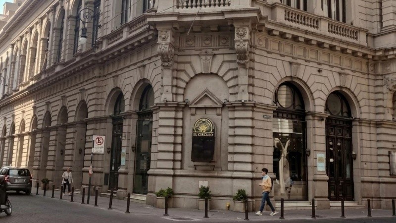 La fachada del teatro El Círculo de Rosario.