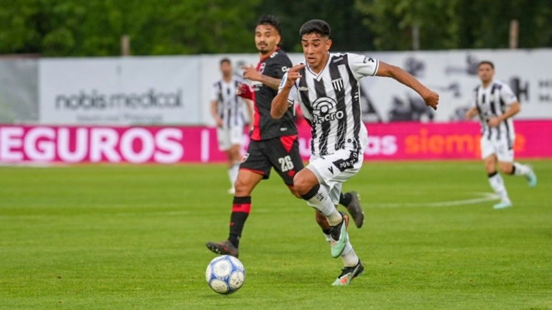 Rodrigo Herrera queda lejos de un futbolista rival en la primera parte en Mendoza.