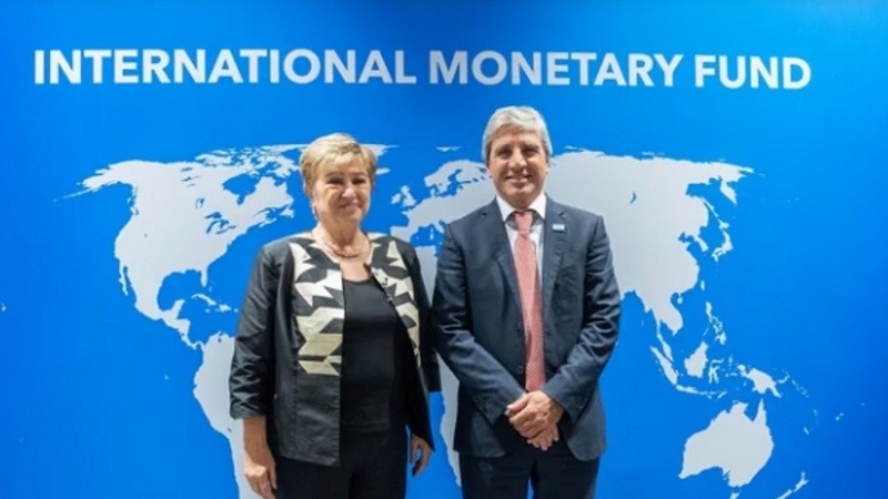 Luis Caputo participa de las reuniones anuales del FMI y el Banco Mundial.