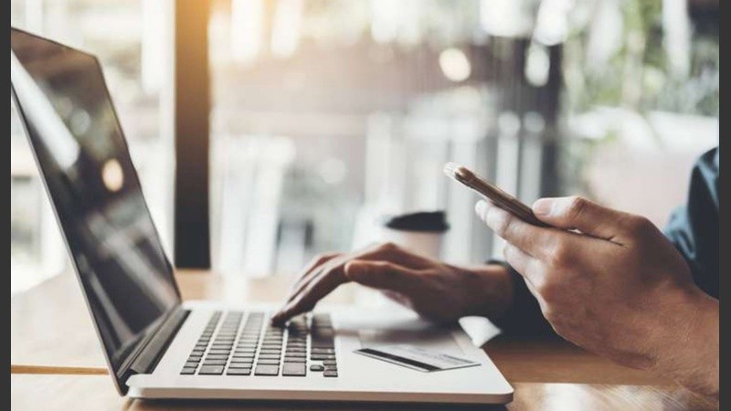 La mujer fue contactada por los estafadores mediante una videollamada.