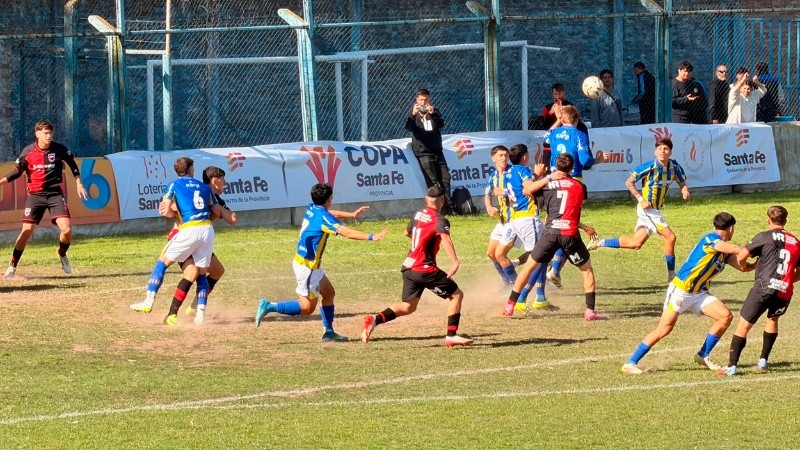 El partido se juega en el Olaeta de Argentino.