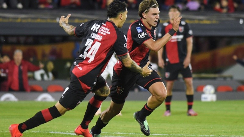 Gómez Mattar (18 años) celebra su primer gol con la camiseta de Newell's.