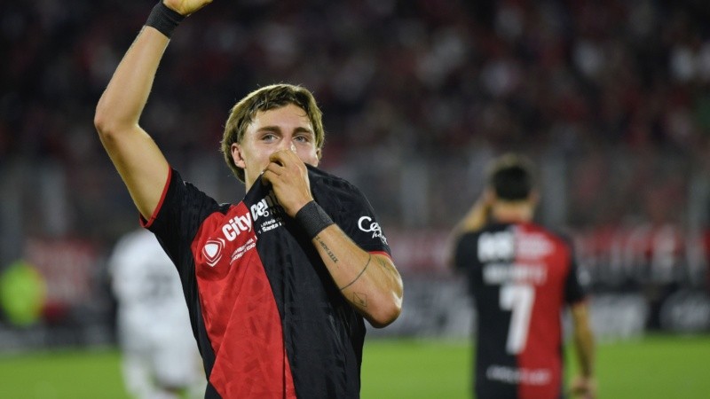 Gómez Mattar (18 años) celebra su primer gol con la camiseta de Newell's.