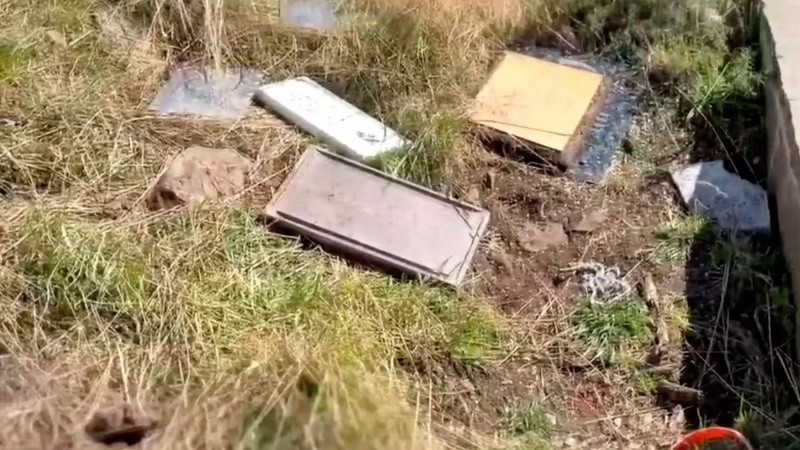 Las placas y objetos personales son arrojados a un basural improvisado.