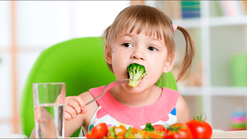 Nueva guía de alimentación infantil: lactancia, agua segura y prevención del consumo de ultraprocesados.