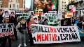 Manifestantes en la plaza de Callao, en Madrid, repudian la visita de Javier Milei a España (EFE).