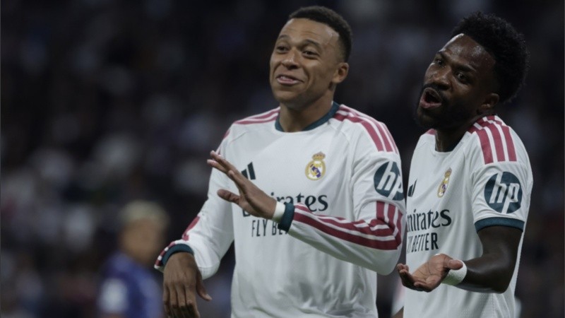 Mbappé y Vini festejan el triunfo en Madrid (EFE).