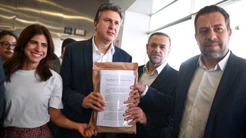 El equipo de campaña de Lula tras la presentación ante la justicia electoral. (EFE)