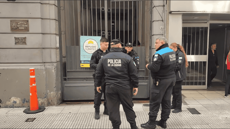 Un operativo policial se desplegó en una comisaría del microcentro porteño tras un enfrentamiento entre detenidos que habría terminado con un efectivo tomado como rehén.