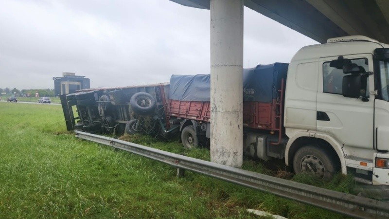 Un camión en problemas durante la lluvia (Rosario3).