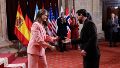 Lionel Messi recibe una distinción por parte de la Princesa Leonor de Asturias. EFE/ Ballesteros.