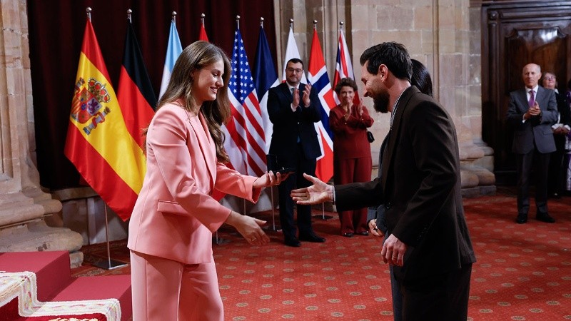 Lionel Messi recibe una distinción por parte de la Princesa Leonor de Asturias. EFE/ Ballesteros.