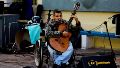 Marcelo lleva 22 años amenizando con música el tránsito por la peatonal Córdoba.