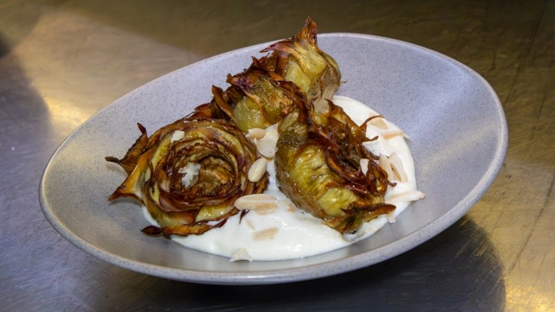 &nbsp;Corazones de alcaucil confitados en oliva, fritos y servidos sobre una espuma de parmesano. (Rosario3)