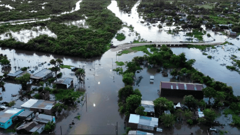 La crecida de los ríos Paraná y Uruguay mantiene en alerta a varias localidades del Litoral argentino, con evacuados y miles de personas afectadas por la emergencia hídrica.