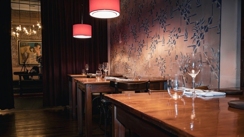 El restaurante tiene distintos espacios separados por cortinajes.