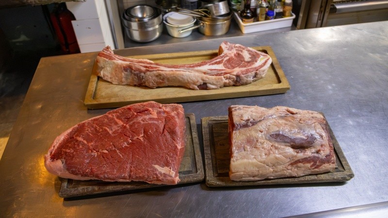 &nbsp;Bife ancho con hueso (tomahawk), picaña y ojo de bife, tres de los cortes que se sirven actualmente en Refinería. (Rosario3)