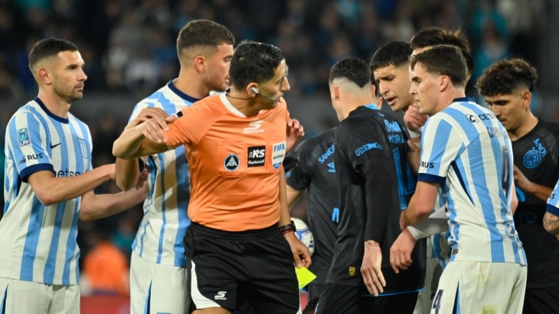 Cada partido del fútbol argentino se torna insufrible con los reclamos a los árbitros (Fotobaires)
