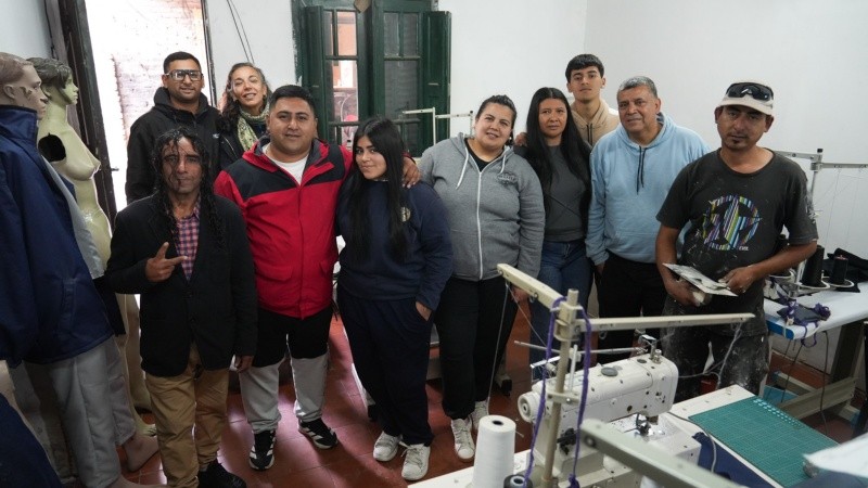 María Chiponi, atrás de Jesús, en la cooperativa Ziza (Alan Monzón/Rosario3).