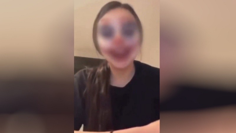 Una de las agresoras difundió un video en el que relata con qué palabras y acciones hostigaron y atacaron a la compañera.