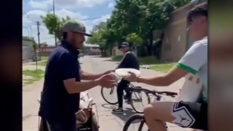 Solidaridad en bicicleta: un grupo de primos prepara meriendas y viandas para repartir en el barrio La Tablita de VGG.