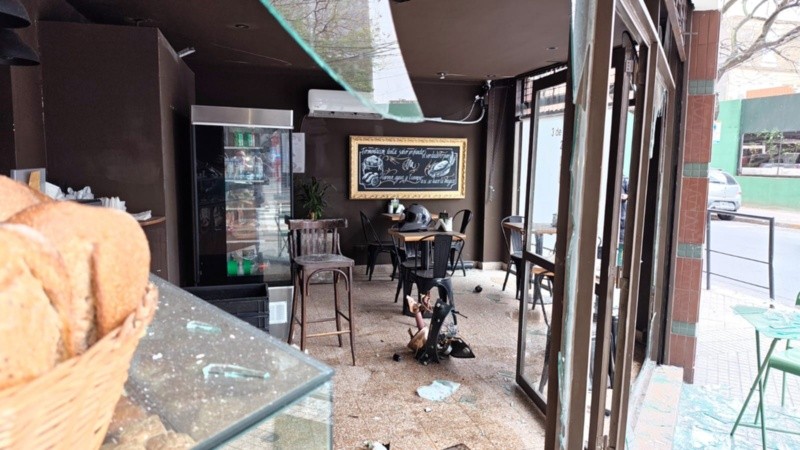 En el piso del bar, los restos de la cafetera que explotó.