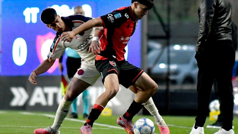 Martín Ortega cubre la pelota sobre la banda.