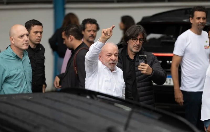 Lula da Silva a su llegada para votar a la Escuela Estatal João Firmino Correia de Araújo, en São Bernardo do Campo. (EFE)