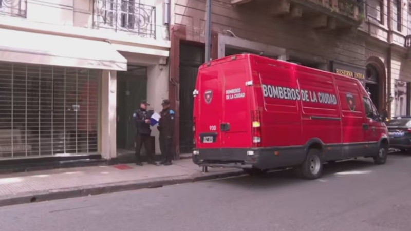 La mujer fue encontrada sin vida en un departamento de R