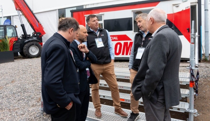 El ministro Puccini recorriendo stands de empresas santafesinas en la expo de Neuquén.&nbsp;