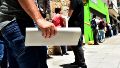 El empleo privado formal acumuló 14 meses consecutivos de caída, con la industria y el comercio como sectores más afectados.