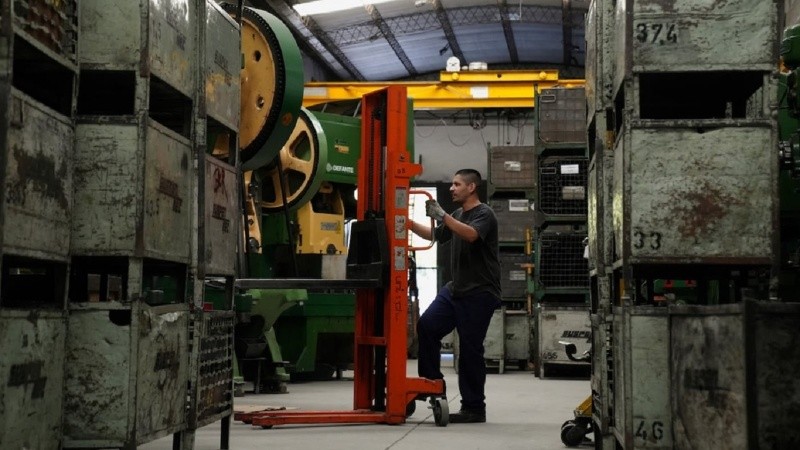 La actividad industrial volvió a caer en septiembre y acumuló nueves meses con resultados negativos.