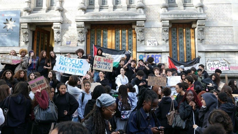 &nbsp;Estudiantes protestando frente al instituto Buffon en París. (RTVE)