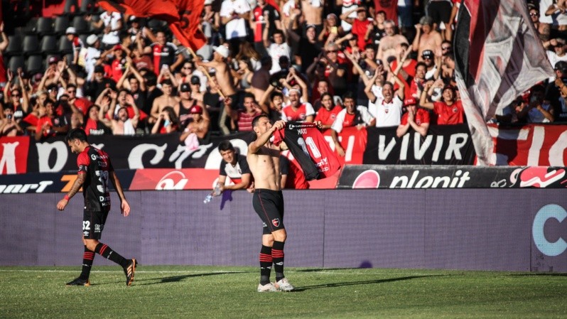 Maxi y su festejo con la hinchada leprosa. (Foto: Alan Monzón/Rosario3)