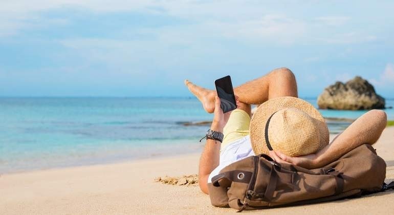 El celular, la vía principal por donde se cuela el exceso de información innecesaria estando en vacaciones.